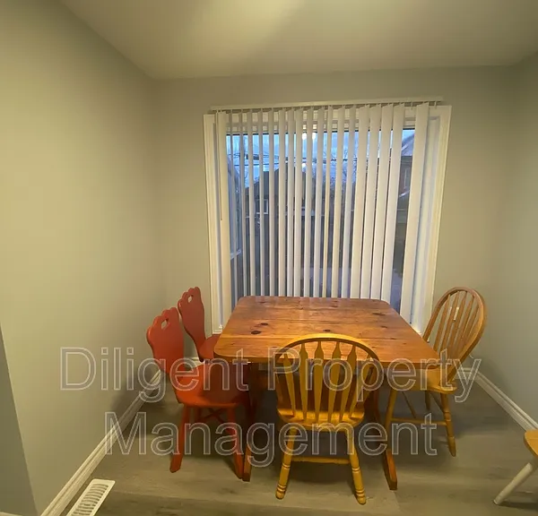 260 Lansdowne St W — Photo 8