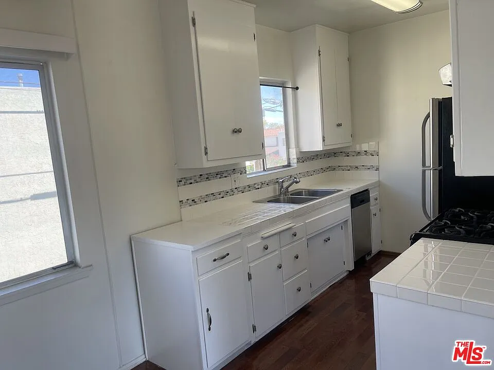 2 bed, 1.0 bath, 1100 sqft, $4,100 — Photo 3