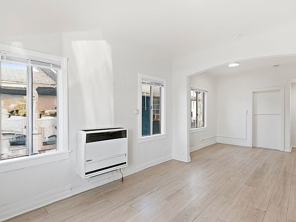 4th image of 1524 E 52nd St #1526-3/4
