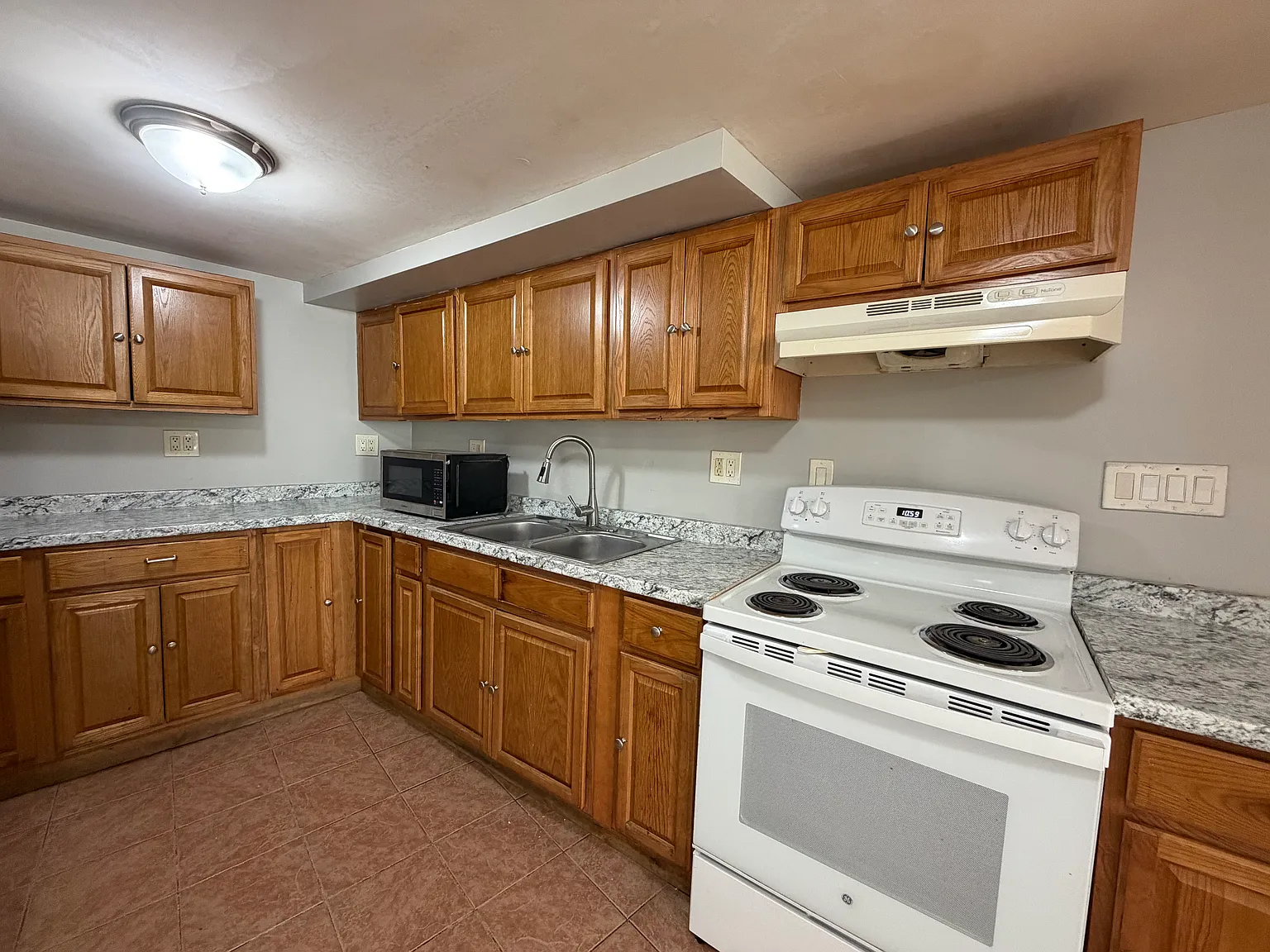 3 bed, 950 sqft, $2,950 — Photo 2