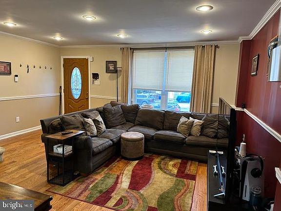 4th image of 8026 Chelwynde Ave