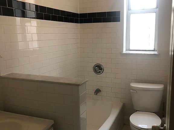 2nd image of 2100 Beekman Pl #F11
