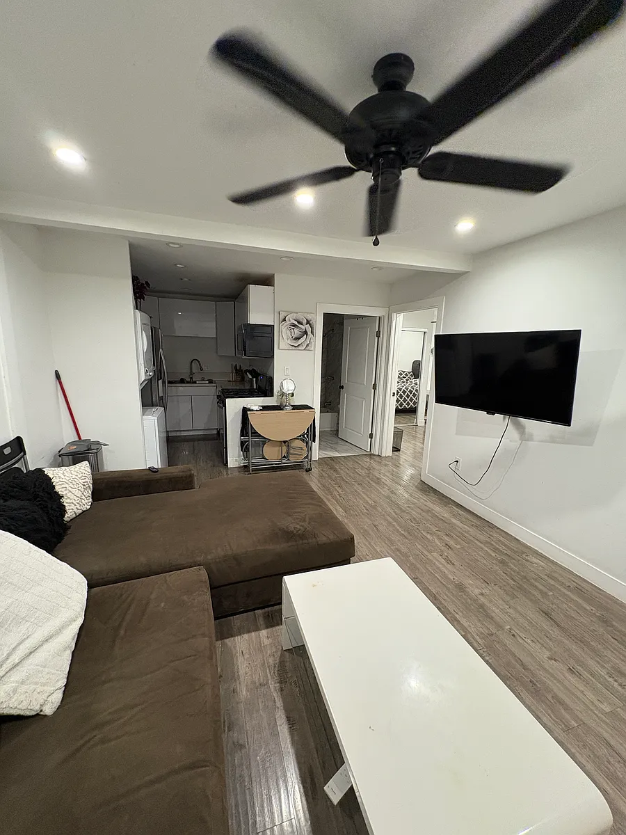 Building Photo - 200 W 47th St #1/2