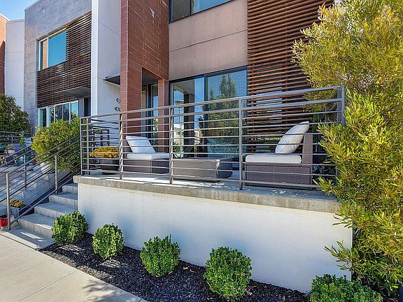Front/Sidewalk View