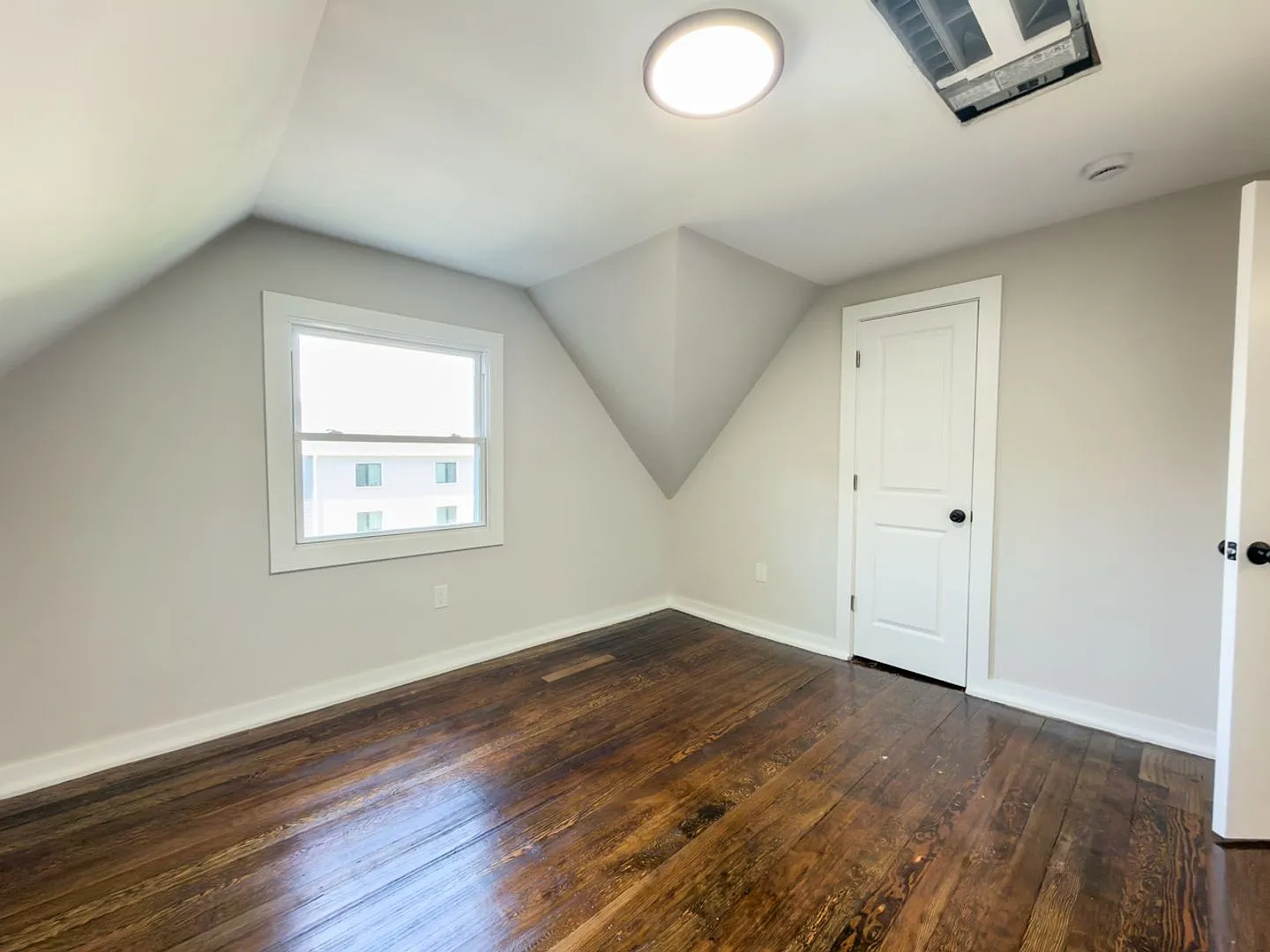 2 bed, 731 sqft, $1,800 — Photo 2
