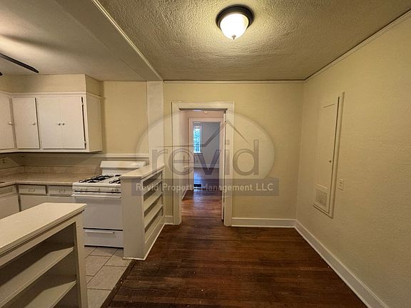 3rd image of 585 N Avalon St