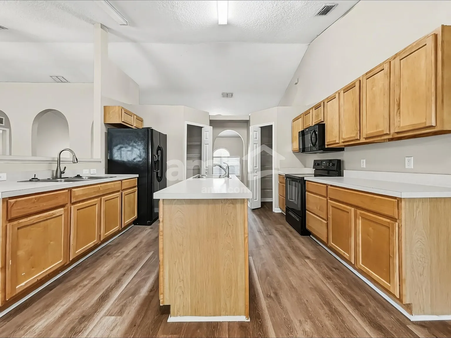4 bed, 2.0 bath, 2256 sqft, $2,215 — Photo 4