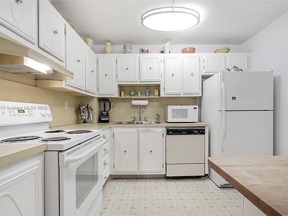 4th image of 10850 N Kendall Dr #403