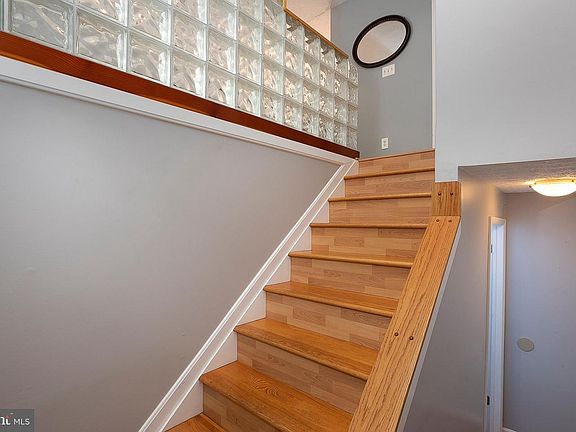 3rd image of 927 Marine Dr