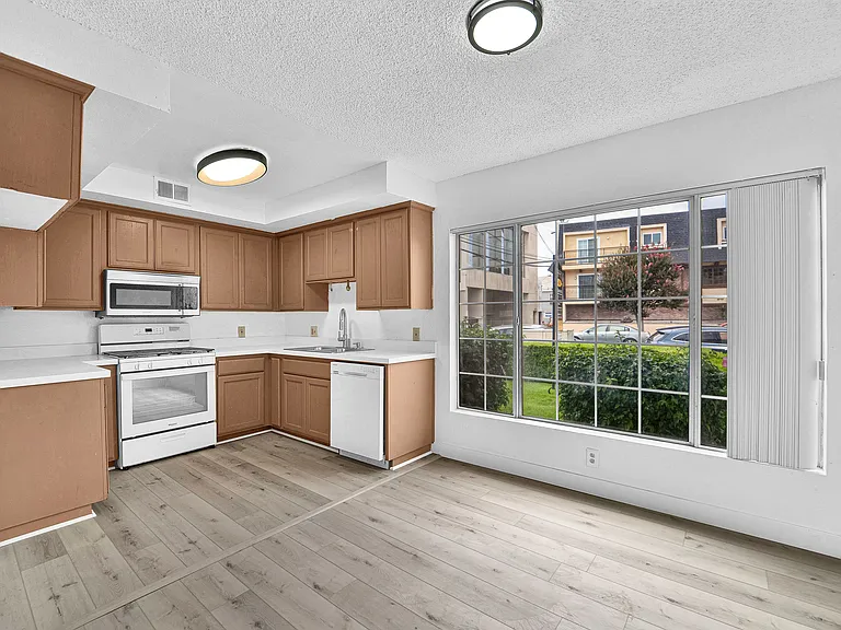 4320 Mammoth Ave #101 — Photo 13