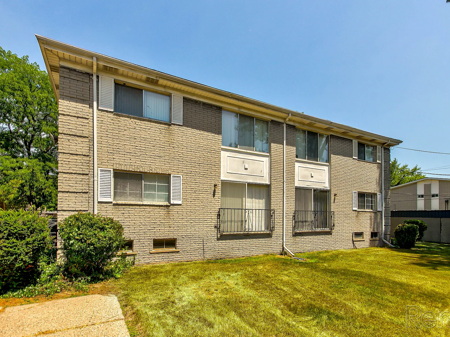 Redford Manor Apartments — Photo 4