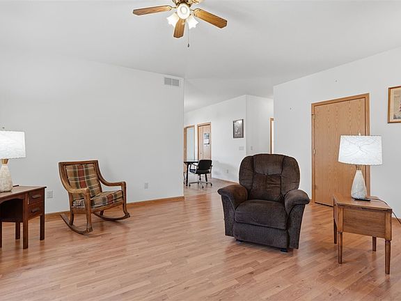 3rd image of 834 S 9th Ave