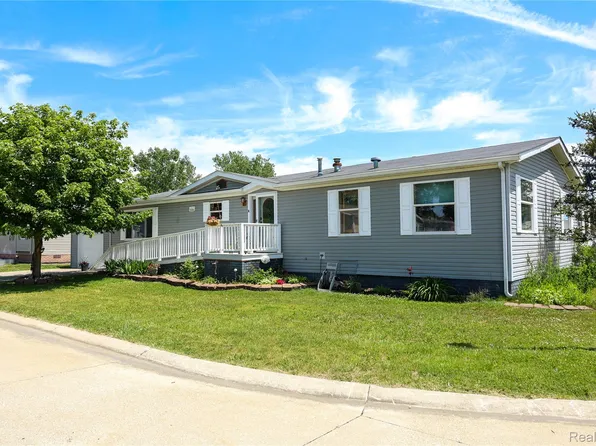 285 Madison Ct, White Lake, MI 48386