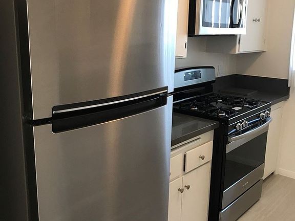 2nd image of 4667 Maplewood Ave APT 3