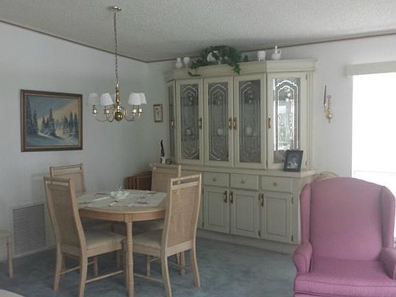 4th image of 601 Robin Ln