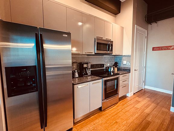 Full kitchen- Dishwasher, electric stover, upgraded microwave and fridge