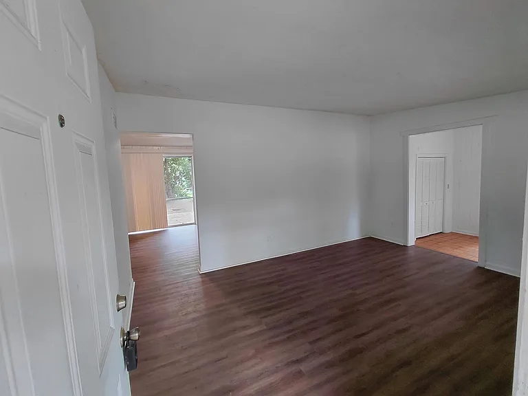 2412 Almond Dr — Photo 2