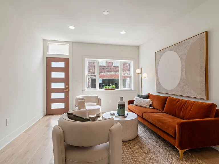 1031 Mercy St — Photo 3