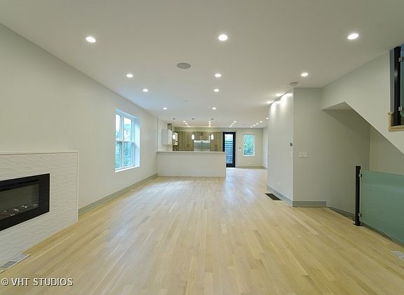 4th image of 2626 W Wellington Ave