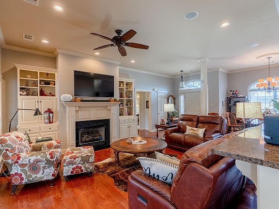 5th image of 2401 Brittany Ln