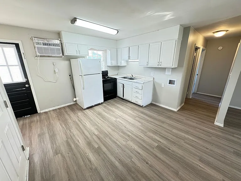 2208 S Main St — Photo 12