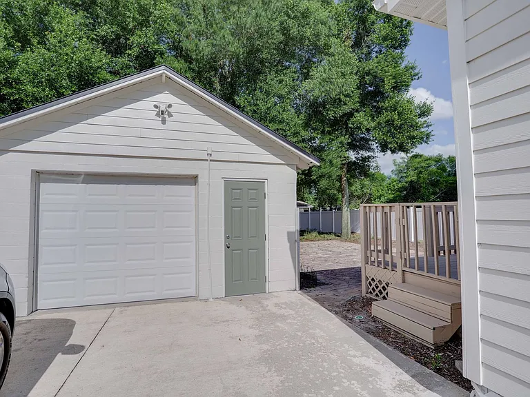 1033 N Hampton Ave — Photo 30