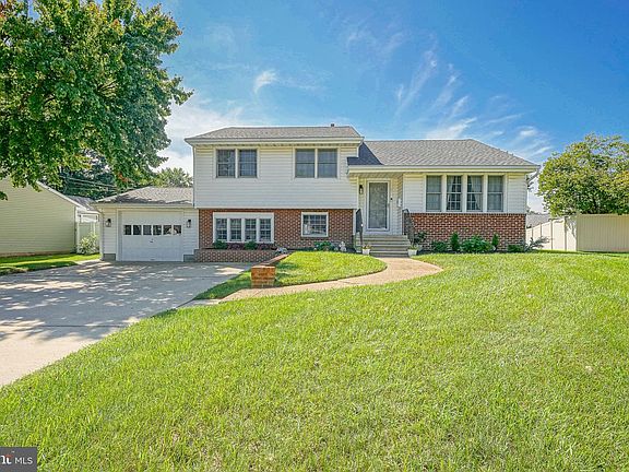 2nd image of 2 Cedar Cir
