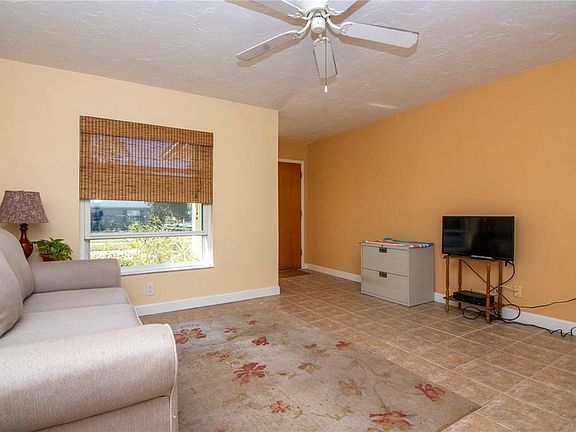 5th image of 1574 Amberlea Dr N