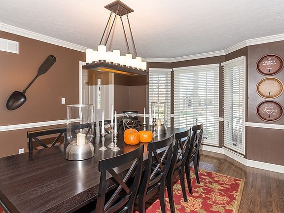 3rd image of 8171 Hunters Cove Ct