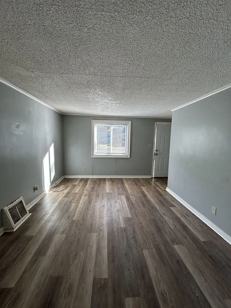Super Cute & Cozy! Check out this 2br/1ba Single Family Home! — Photo 2