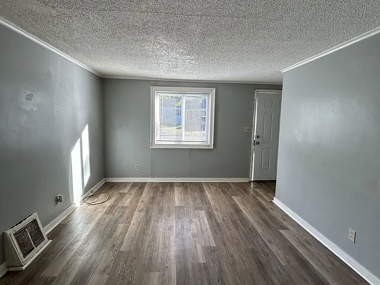 468 Fieldcrest Dr — Photo 2