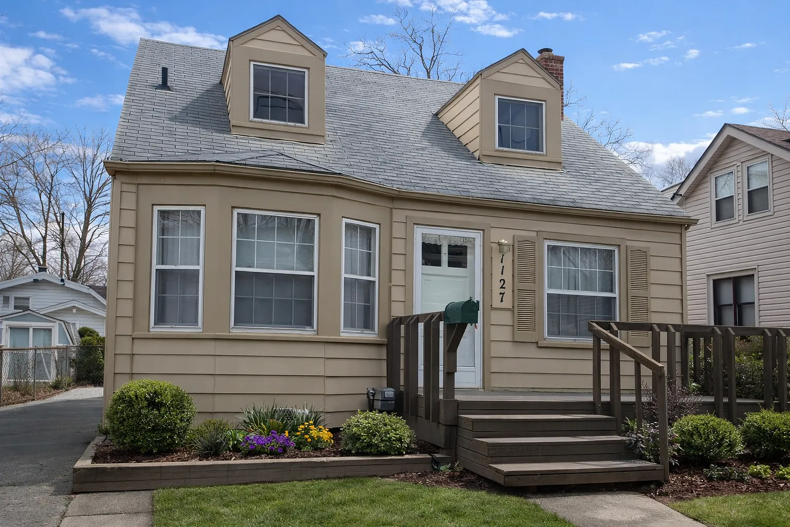 3 bed, 1.5 bath, 1200 sqft, $2,300 — Photo 1