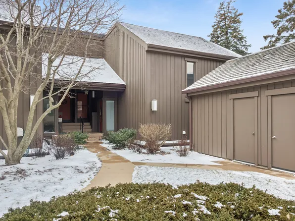 276 Old Barn Rd APT B, Lake Barrington, IL 60010