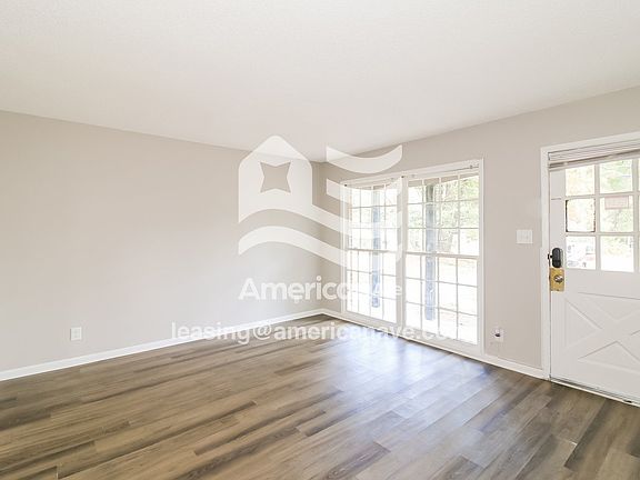 848232_004_living_room_5.jpg