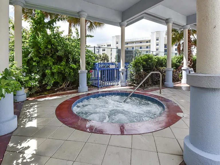 2 Jacuzzi spas and a beautiful sauna in the complex