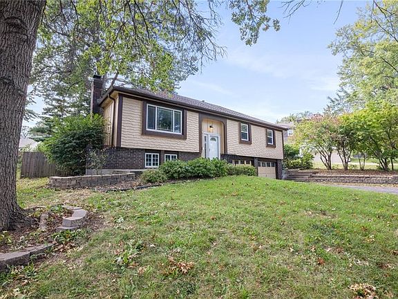 3rd image of 10617 W 92nd Pl