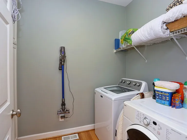 323 Columbia Pl NE — Photo 16