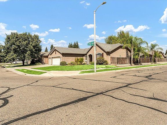 3rd image of 3044 S Spruce Court
