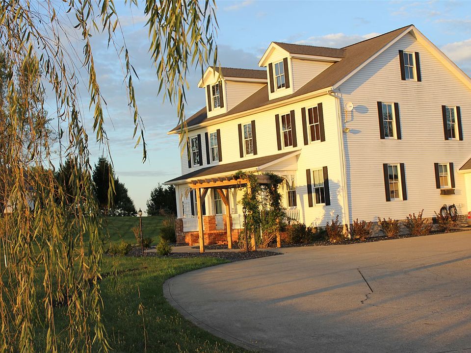 FARMHOUSE FROM DRIVEWAY
