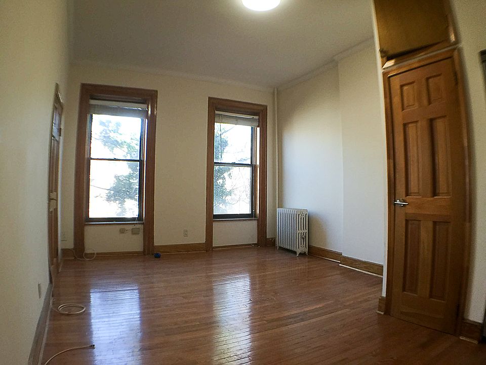 2nd image of 109 Park Pl #3R1