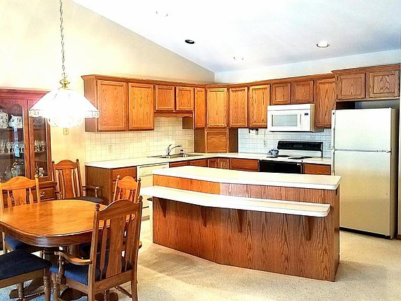 2nd image of 9068 Lakeview Ct
