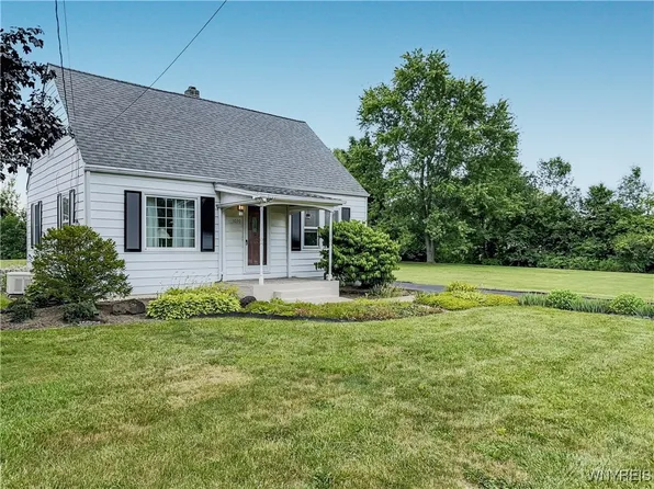1030 Saunders Sett Rd, Lewiston, NY 14092
