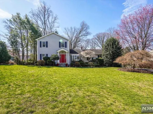 129 Starr Pl, Wyckoff, NJ 07481