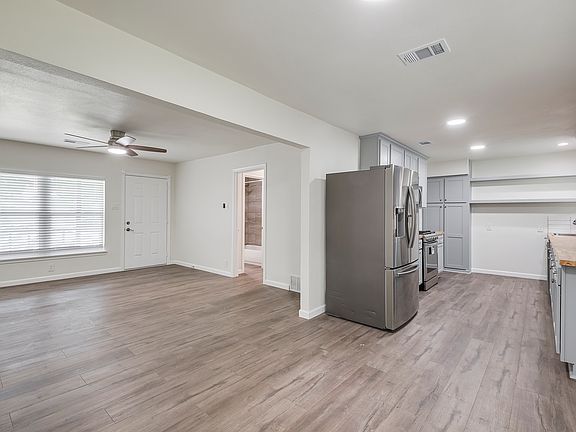 3rd image of 3211 San Vicente Ave
