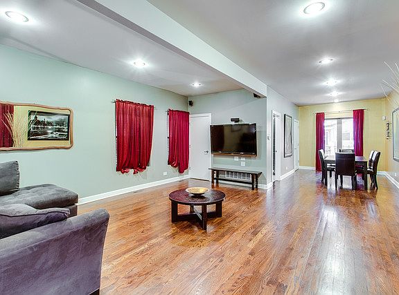 4th image of 2702 N Artesian Ave