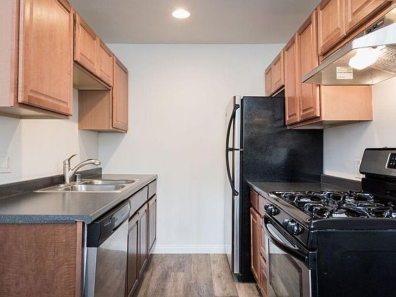 5th image of 935 Agate St APT 5