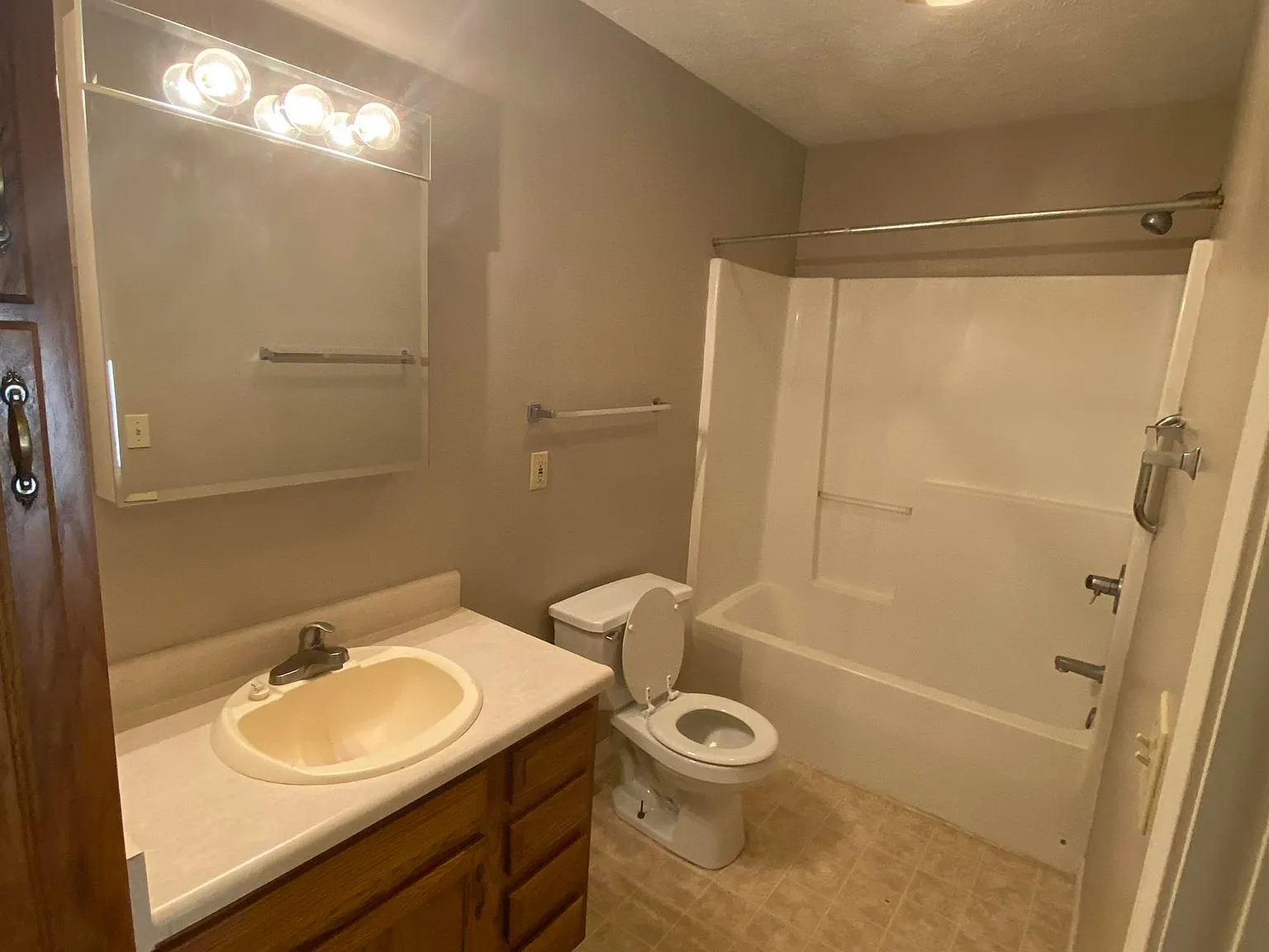 1 bed, 1.0 bath, 600 sqft, $945 — Photo 3