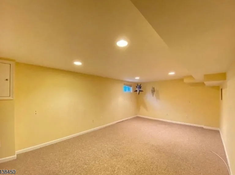40 Amherst Pl — Photo 5