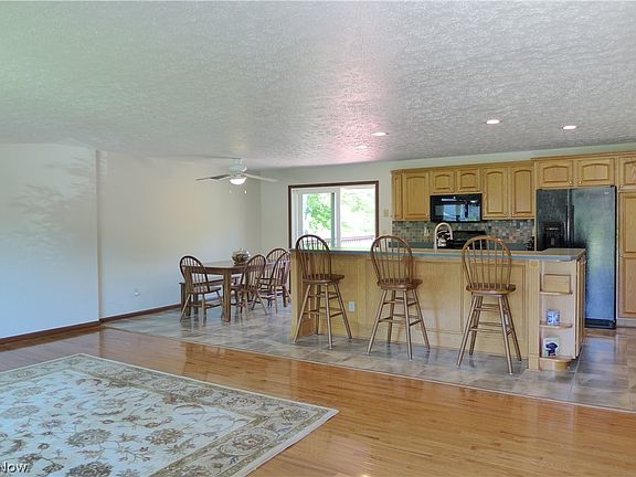 3rd image of 4777 Emerald Ln