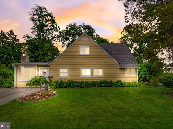 85 Hawthorne Ln, Levittown, PA 19055